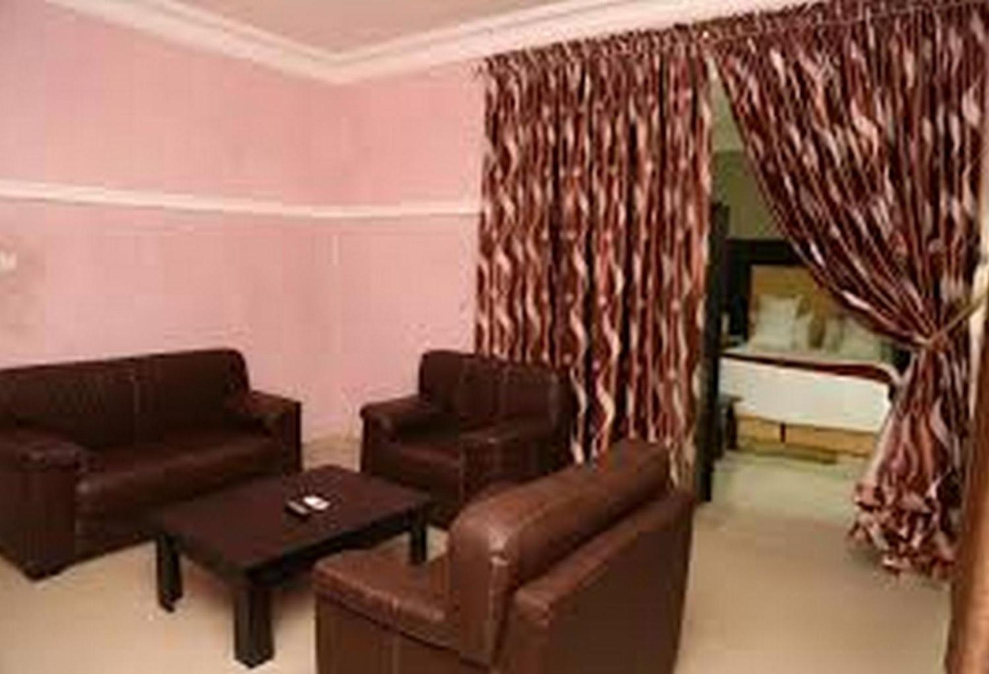Room In Lodge - Hampton Towers Spa Asaba Exterior photo