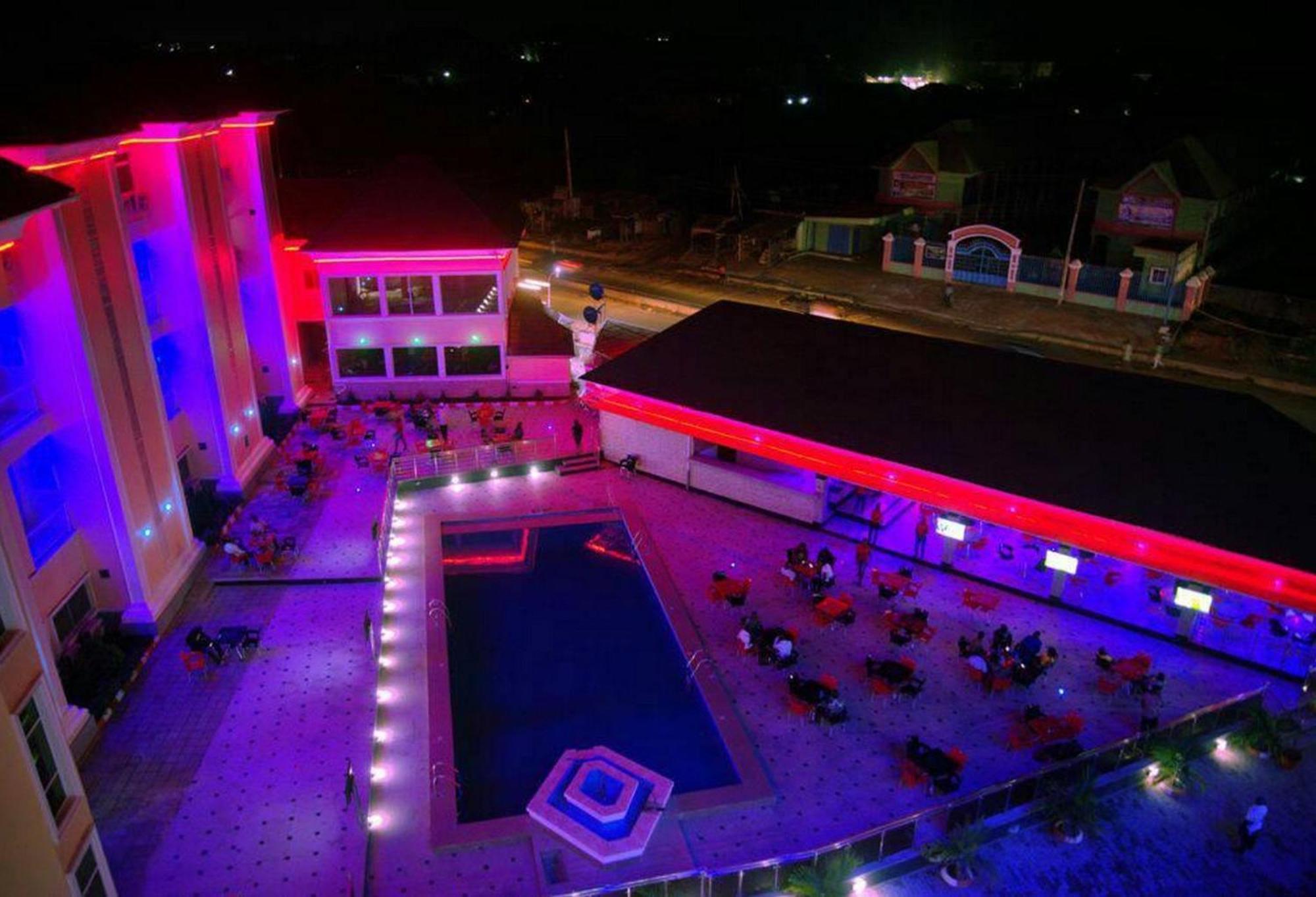 Room In Lodge - Hampton Towers Spa Asaba Exterior photo