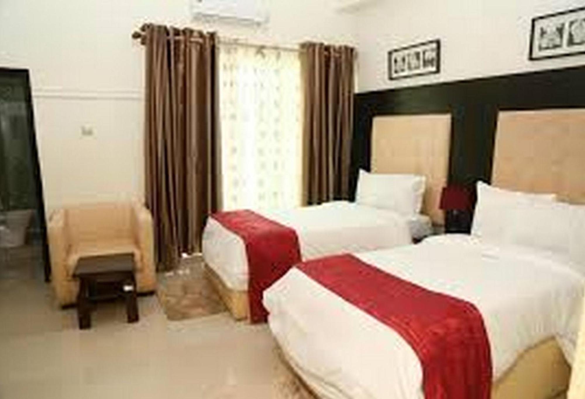 Room In Lodge - Hampton Towers Spa Asaba Exterior photo
